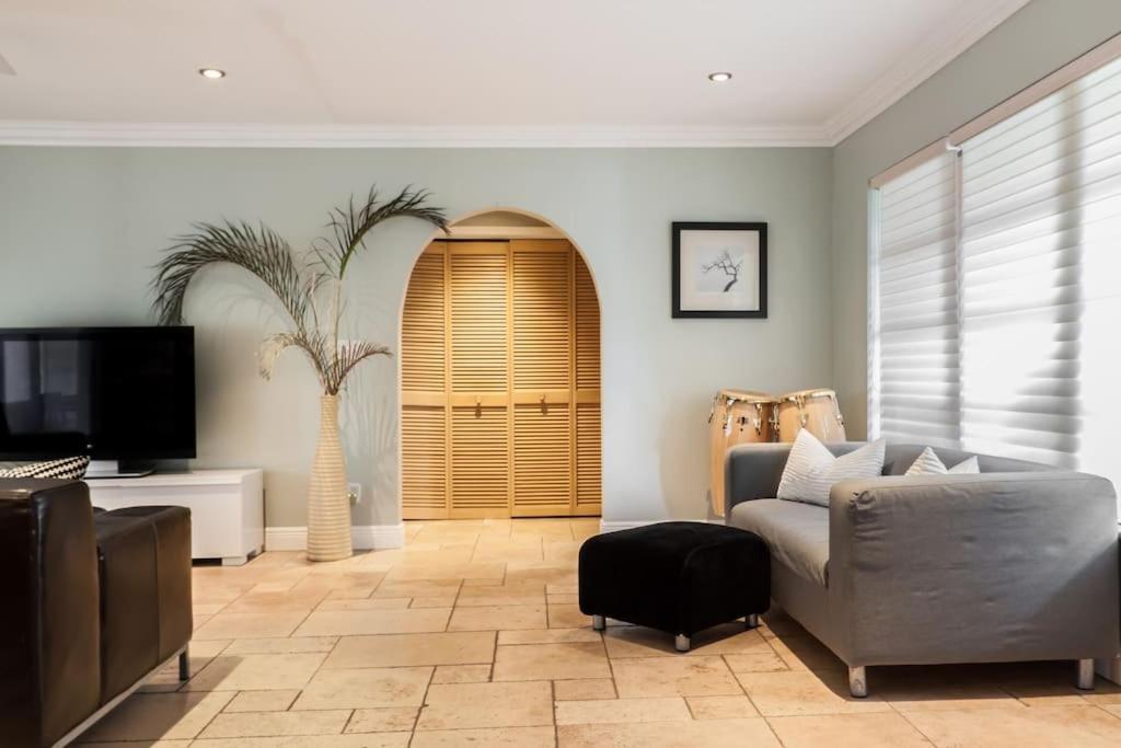 Comfortable Home, 7 Min Walk To Beach, Hot Tub,