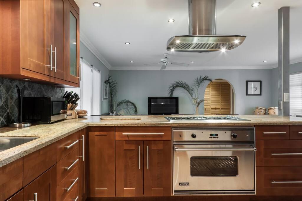 Hébergement de vacances Comfortable Home, 7 Min Walk To Beach, Hot Tub, *