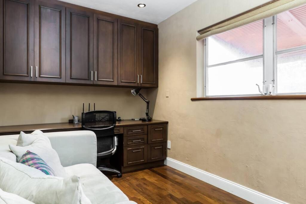Hébergement de vacances Comfortable Home, 7 Min Walk To Beach, Hot Tub, *
