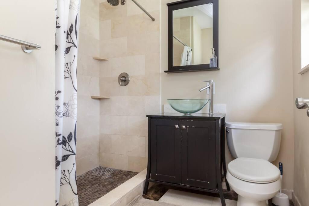 Comfortable Home, 7 Min Walk To Beach, Hot Tub, Hébergement de vacances